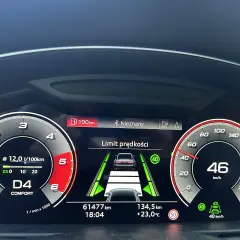 Na wyświetlaczu samochodu widać działający tempomat adaptacyjny. Prędkość wynosi 46 km/h, a system utrzymuje bezpieczną odległość od poprzedzającego pojazdu.