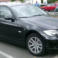 Ile pali BMW E90 2.0 benzyna? Sprawdź realne spalanie i oszczędzaj paliwo!