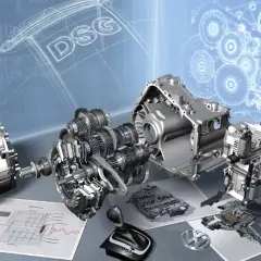 Rozłożony na części mechanizm skrzyni biegów DSG, z widocznymi trybami i schematami technicznymi.