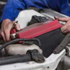 Mechanik wymienia akumulator w Toyocie Yaris 1.0 benzyna. Sprawdź, jaki akumulator będzie najlepszy do Twojego auta.