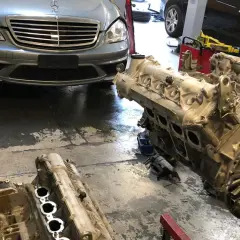 Silnik v12 Mercedesa S-klasy w warsztacie, gotowy do montażu.