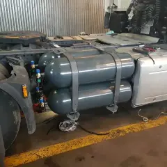 Ciężarówka z zamontowanymi butlami na gaz ziemny (CNG). To rozwiązanie pozwala na ekologiczniejszą jazdę.