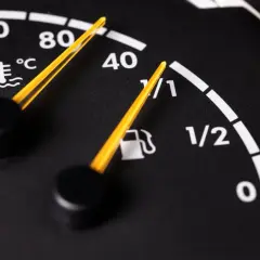 Wskaźnik temperatury płynu chłodniczego w Mercedes Sprinter pokazuje optymalną wartość. Obok wskaźnik paliwa.