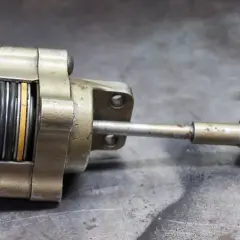 Metalowy element z tłokami i żółtym pierścieniem, przypominający budową wastegate. Co to jest?