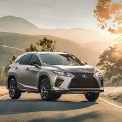 Jaki suv z usa warto wybrać? porównanie modeli, ceny i opinie ekspertów