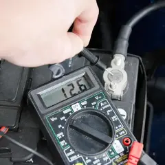 Pomiar napięcia multimetrem pokazuje 12.6V. Tak sprawdzisz akumulator.