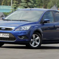 Niebieski Ford Focus MK2, idealny do miasta. Zastanawiasz się, jakie żarówki przód wybrać, by zapewnić sobie najlepszą widoczność?