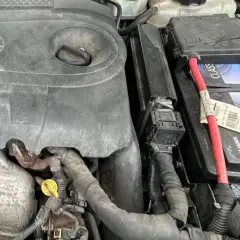 Akumulator do Opel Insignia 2.0 CDTI 160 KM, 12V 80Ah, 700A (EN). Widoczny silnik i jego elementy.
