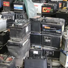 Stosy zużytych akumulatorów, gotowych do recyklingu. Szukasz dobrej akumulator skup cena? Tutaj znajdziesz wiele opcji.