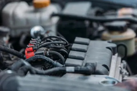 Silnik Volkswagena z instalacją LPG. Czerwone wtryskiwacze gazu i przewody. Może to być przyczyną błędu dtc p0130.