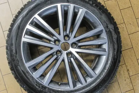 Felga aluminiowa do Golfa 6, rozstaw śrub 5x112, z oponą zimową 225/50R19.