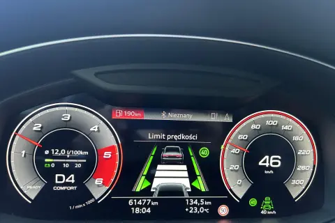 Na wyświetlaczu samochodu widać działający tempomat adaptacyjny. Prędkość wynosi 46 km/h, a system utrzymuje bezpieczną odległość od poprzedzającego pojazdu.