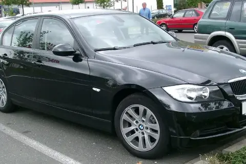 Ile pali BMW E90 2.0 benzyna? Sprawdź realne spalanie i oszczędzaj paliwo!