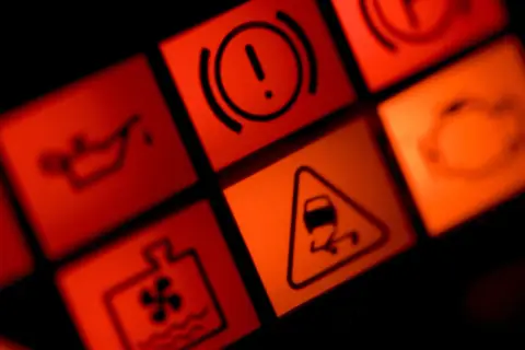 Kontrolki Citroen C3 II: opis deski rozdzielczej. Widoczne kontrolki to m.in. hamulca ręcznego, ciśnienia oleju, ESP i płynu chłodniczego.