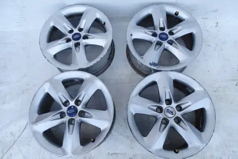Cztery felgi aluminiowe Ford 5x108, idealne do wielu modeli Forda, takich jak Focus czy Mondeo.
