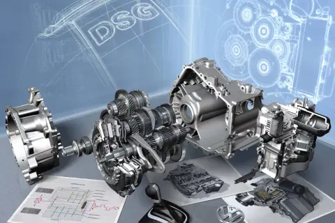 Rozłożony na części mechanizm skrzyni biegów DSG, z widocznymi trybami i schematami technicznymi.