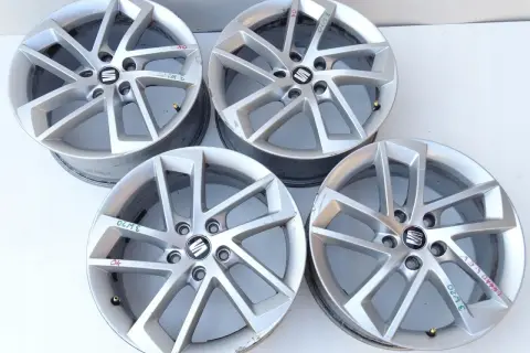 Cztery felgi aluminiowe do Golfa 5, rozstaw śrub 5x112, z logo SEAT.