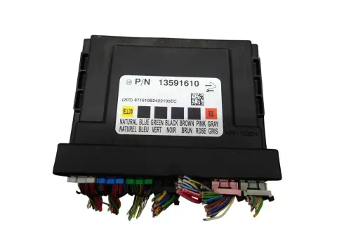 Moduł sterujący Opel z numerem P/N 13591610. Może być powiązany z błędem DTC U0140.