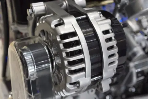 Nowy alternator samochodowy, kluczowy element układu elektrycznego.