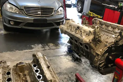 Silnik v12 Mercedesa S-klasy w warsztacie, gotowy do montażu.