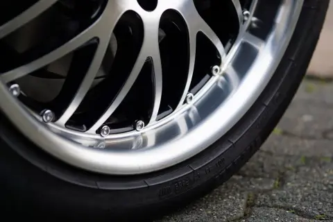Nowe, błyszczące felgi dodają autu charakteru. Zastanawiasz się, ile kosztuje malowanie felg? Sprawdź ceny i odmień swoje auto!
