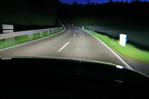 Jadąc nocą, światła matrix oświetlają krętą drogę, tworząc magiczną atmosferę.