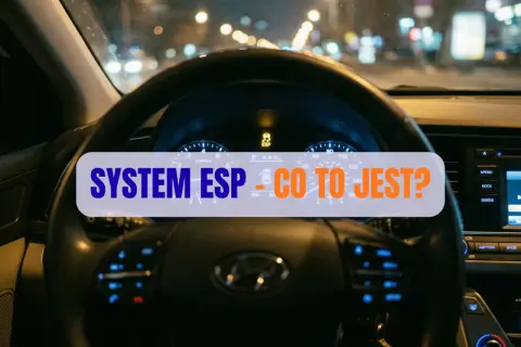 Widok na deskę rozdzielczą samochodu nocą. Na środku kierownicy świeci się kontrolka ESP, a na ekranie widnieje napis "SYSTEM ESP - CO TO JEST?".