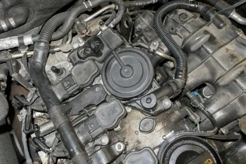 Silnik Audi z widocznymi cewkami zapłonowymi i przewodami. Może to być związane z błędem DTC P0171.