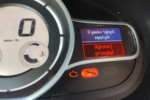 Pomarańczowy kluczyk kontrolka renault świeci się, informując o konieczności wykonania przeglądu. Na wyświetlaczu widać też informację o tylnych pasach.