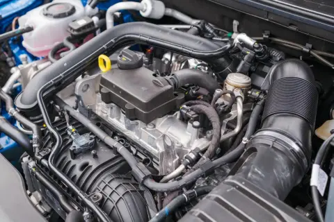 Silnik 1.8 TFSI z widocznymi elementami układu dolotowego i paliwowego.