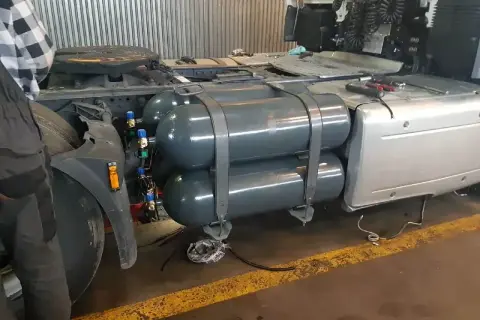 Ciężarówka z zamontowanymi butlami na gaz ziemny (CNG). To rozwiązanie pozwala na ekologiczniejszą jazdę.