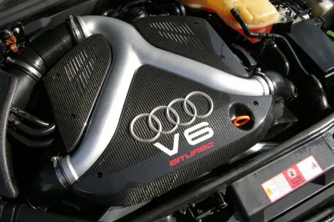 Silnik V6 biturbo z elementami z włókna węglowego. Potężna jednostka napędowa Audi, gotowa do akcji.