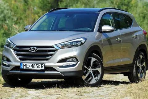 Srebrny Hyundai Tucson na tle zieleni. Zastanawiasz się, jaki silnik wybrać do swojego Tucsona?