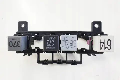 Moduł bezpieczników i przekaźników do Audi A4 B6 pod maską. Widoczne przekaźniki 370, 373, 53, 614.
