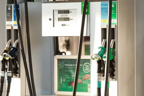 Dwa dystrybutory paliwa: jeden z napisem "diesel", drugi z "bezołowiowa 98". Wybór między diesel czy benzyna.