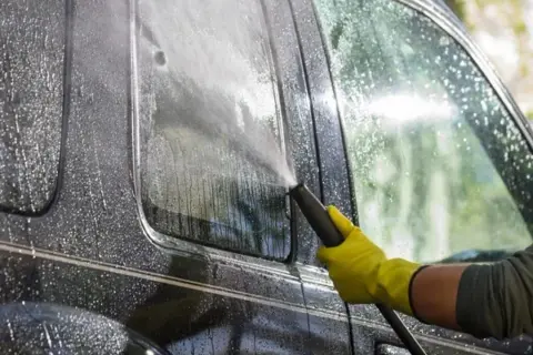 Skuteczne sposoby na usunięcie wosku z szyby samochodu bez zarysowań