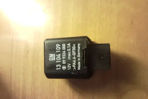 Przekaźnik GM 13104109, 12V, 0.1A. Może być związany z błędem DTC P0070 Opel.