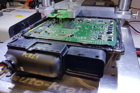 Naprawa sterownika PCR2.1 z błędem dtc p0300 volkswagen. Elektronika samochodowa.