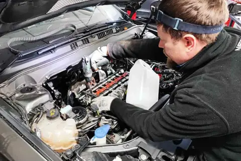 Kiedy wymienić rozrząd w Fordzie C-Max 1.8 benzyna? Uniknij kosztownych awarii!