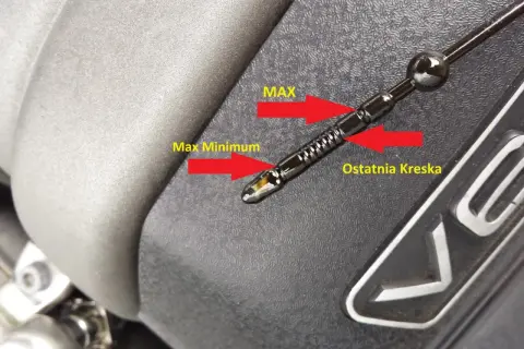 Olej na bagnecie Seat Altea jest między kreskami "Max Minimum" a "Ostatnia Kreska", co oznacza prawidłowy poziom.