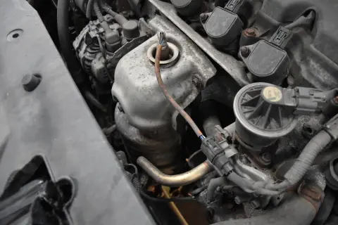 Silnik Kia z widocznym czujnikiem tlenu, potencjalnie powiązanym z błędem DTC P2096.