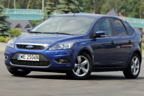 Niebieski Ford Focus MK2, idealny do miasta. Zastanawiasz się, jakie żarówki przód wybrać, by zapewnić sobie najlepszą widoczność?