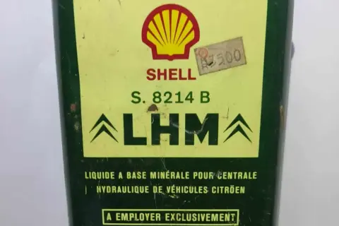 Stara puszka płynu hydraulicznego LHM marki Shell, z logo Citroëna.