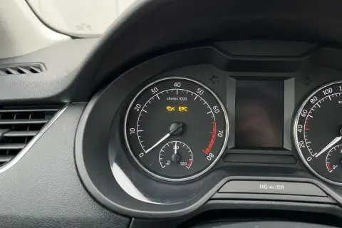 Kontrolka EPC świeci się na desce rozdzielczej Skoda Fabia, sygnalizując problem z układem sterowania silnikiem.