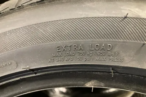 Opony wzmacniane z oznaczeniem "EXTRA LOAD" wskazują maksymalne obciążenie 750 kg i ciśnienie 340 kPa.