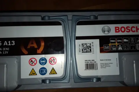 Akumulator Bosch S5 A13, 95Ah 12V. Na etykiecie widoczny kod QR i numer seryjny, które mogą posłużyć do sprawdzenia daty produkcji akumulatora.