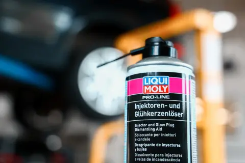 Puszka preparatu Liqui Moly do czyszczenia wtryskiwaczy benzynowych i świec żarowych.