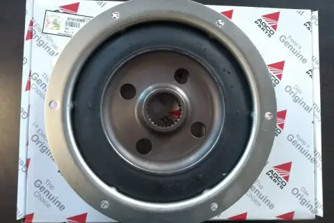 Metalowy tłumik drgań skrętnych z gumowym elementem, częścią AGCO Parts.