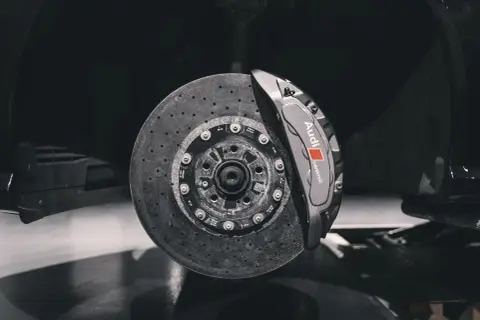 Hamulce ceramiczne Audi, z napisem "ceramic", w ciemnej, lekko fadingowej scenerii.