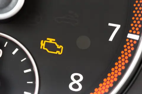 Kontrolka silnika świeci się na desce rozdzielczej Audi, sugerując błąd DTC P0301.